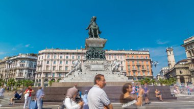 Piazza del Duomo timelapse hyperlapse heykele Vittorio Emanuele II. Lombardy, İtalya Milan'da. Etrafta dolaşan insanlar. Mavi bulutlu gökyüzü yaz gün