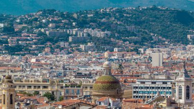 Parlak güneş, eski şehrin kırmızı çatılarını aydınlatıyor. Shatto 'nun tepesinden hava manzarası. Arka planda dağlar. Yaz günü. Güzel, Fransa