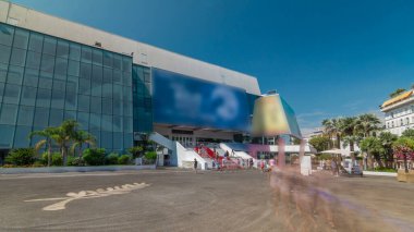 Kırmızı halı merdiven, Palais des Festivals et des Congres timelapse hyperlapse Fransa'nın Cannes. Güneşli yaz günü. Turistler bir resim yapma