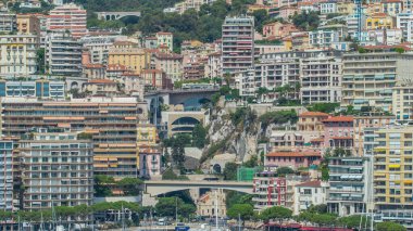 Monaco Kilisesi Sainte Sainte Devote 'nin prenslik dağı şehri zaman diliminde köprüsü var. Havadan görünüşlü. Güneşli bir yaz günü. Yolda trafik vardı.