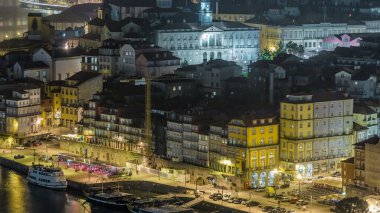 Douro Nehri 'nin aydınlatılmış deniz manzarası ve Portekiz' deki Porto şehrinin tarihi merkezi. Porto, Avrupa 'da popüler bir turizm merkezidir..