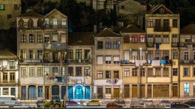 Portekiz, Porto 'nun eski, klasik ve turistik ribeira semtindeki rıhtım ve geleneksel antika evler.