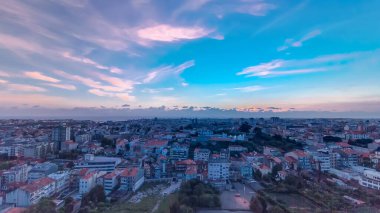 Porto 'nun eski kasabasının çatıları üzerine panoramik hava manzarası. Sıcak bir bahar akşamında, gün batımında bulutlu gökyüzü, Porto, Portekiz.