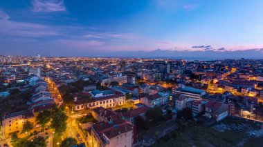 Porto 'nun eski kasabasının çatılarında panoramik hava manzarası sıcak bir bahar akşamında günden geceye geçiş, Porto, Portekiz. Işıklar yanıyor.