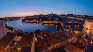 Panorama eski şehir Porto River Arrabida bridge gün gece geçiş, Oporto, Portekiz için günbatımı timelapse sonra tekne taşıma bağlantı noktası ile Duoro