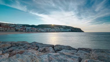Sesimbra Portekiz 'in küçük bir kasabasındaki iskeleden gün doğumu, panoramik zaman dilimi