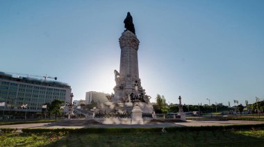 Lizbon 'un merkezinde önemli bir dönemeç kavşağı olan Pombal Markizi gün batımında gölgeler hareket eder ve anıtın arkasında güneş belirir.