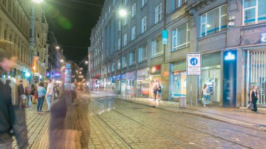 Tramvay durağında Prag'da Wenceslas Meydanı'nda gece timelapse, alacakaranlık saat. Tramvay parça ve trafik yolda. Meydanı Prag merkezi bulunmaktadır. Çek Cumhuriyeti.