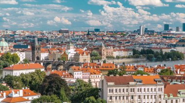 Timelapse, ünlü Charles Köprüsü ve Wenceslas, Çek Cumhuriyeti Prag eski şehir panoraması kırmızı çatılar. Prague castle yukarıdan görüntülemek