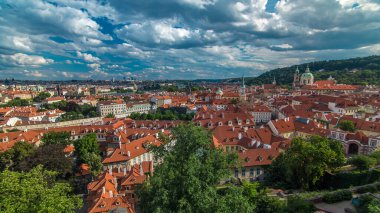 Timelapse, ünlü Charles Köprüsü ve Wenceslas, Çek Cumhuriyeti Prag eski şehir panoraması kırmızı çatılar. Prague castle yukarıdan görüntülemek