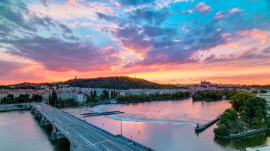 Prag Tepesi Petrin 'deki hava manzarası Baykuş Mills ve Jirasek Köprüsü' nden sonra güzel renkli gökyüzü, Çek Cumhuriyeti. Dans salonunun tepesinden bak