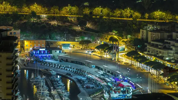 Monte Carlo 'nun şehir manzarası, Monako' da gece saatleri yat ve liman trafiği. Tepelerden gökyüzü görüntüsü.
