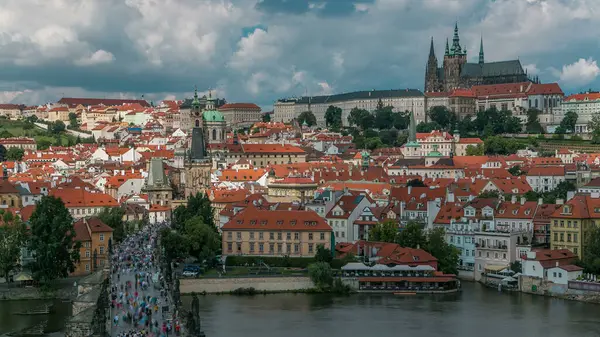 Charles Köprüsü ve Prag Kalesi'ne timelapse, görüntülemek Köprüsü Kulesi, Çek Cumhuriyeti. Bulutlu gökyüzü güneşli gün