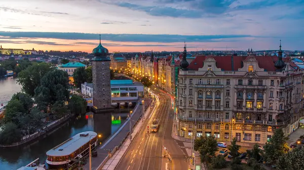 Sitkovska su kulesi zaman çizelgesi ve yol trafiği Prag 'ın eski şehir merkezinde günden geceye geçiş. UNESCO 'nun Dünya Mirası Alanı. Dans salonunun tepesinden hava görüntüsü