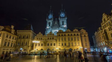 Gece saat aydınlatma büyülü Eski Şehir Meydanı timelapse hyperlapse Prag, görünür olan Kinsky Sarayı ve peri masalı Gotik kuleler, Church of Our Lady Tyn (1365 vardır).