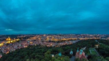 Çek Cumhuriyeti 'ndeki Petrin Gözlem Kulesi' nden Prag şehrine geçiş zamanı panoramik görüntüsü için harika bir gün. Yaz gününde Coudy gökyüzü.