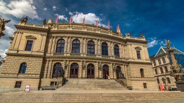 Rudolfinum Prag timelapse hyperlapse, güzel bir neo-Rönesans olduğu bina ev Çek Filarmoni Orkestrası için. Mavi bulutlu gökyüzü yaz gün