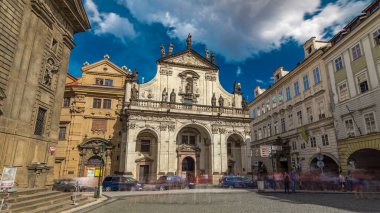St Salvator Kilisesi timelapse hyperlapse. Prag - Clementinum, Çek Cumhuriyeti tarihi karmaşık parçası. Mavi bulutlu gökyüzü ve yolda trafik