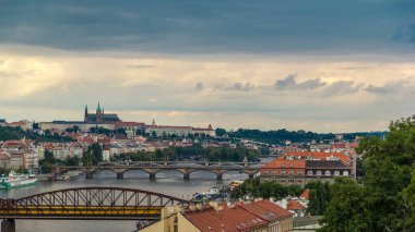 Višegrad gözlem güvertesinden Prag zaman çizelgesinin havadan görüntüsü. Prag 'da. Çek Cumhuriyeti. Vltava nehri ve bir sürü köprü. Kara bulutlu fırtınalı hava