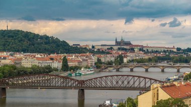 Višegrad gözlem güvertesinden Prag zaman çizelgesinin havadan görüntüsü. Prag 'da. Çek Cumhuriyeti. Vltava nehri ve köprüler. Kara bulutlu fırtınalı hava