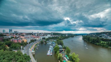 Višegrad gözlem güvertesinden Prag zaman çizelgesinin havadan görüntüsü. Prag 'da. Çek Cumhuriyeti. Vltava nehri ve kırmızı çatılar. Kara bulutlu fırtınalı hava