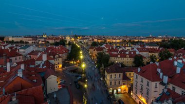 Praha 'daki Eski Şehir İskelesi mimarisi ve Vltava Nehri üzerindeki Charles Köprüsü' nün hava panoramik görüntüsü. Prag, Çek Cumhuriyeti. Küçük Şehir Kulesi 'nden üst görünüm