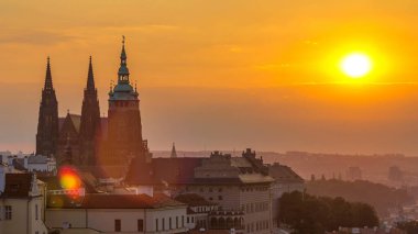 Güneşin doğuşundaki Prag manzarası sisli bir sabah saatinde. Solda Prag Kalesi ve St. Vitus Katedrali ve bulutların üzerinde yükselen altın bir güneş. Görüntüyü kapat