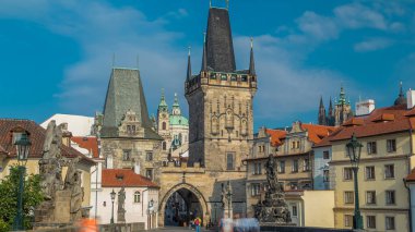 Sabah erken timelapse Lesser Quarter doğru Prag'daki Charles Köprüsü boyunca bir görünüm. Bir sürü insan görülebilir. Prague, Çek Cumhuriyeti