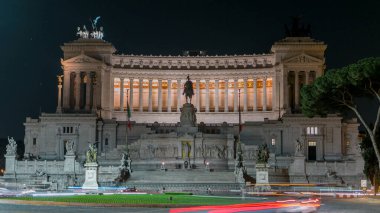Ulusal anıt, Victor Emmanuel II adlı gece ve yol trafik timelapse, Roma. Işıklı bina