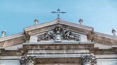 Loyola 'daki Saint Ignatius Barok Kilisesi' nin tepesinde İtalya 'nın başkenti Roma' da Martius Timeapse kampüsünde. Gün batımından önce göster