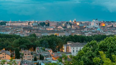 Roma, İtalya 'nın tarihi merkez gününden geceye geçiş zamanının panoramik hava görüntüsü. Gün batımından sonra yoğun dramatik bulutlu şehir manzarası