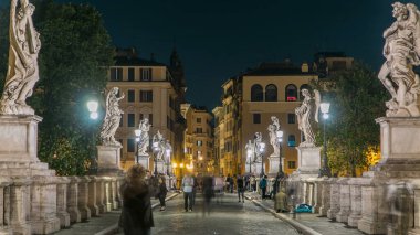 Ponte Sant 'Angelo köprüsü Tiber Nehri' ni geçerek Hadrian anıtı Sant 'Angelo Kalesi' nin yakınından geçiyor. Artık Roma 'nın kalbinde geceleri aydınlatılan bir müze ve sanat galerisi..