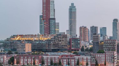 Hollanda Rotterdam 'daki Katendrecht yarımadası ve Maashaven limanının panoramik hava geçiş zamanı. Şehir silueti modern gökdelenler ve geleneksel Hollanda rıhtım evleri