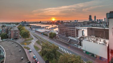 Gün batımında Maashaven zamanının hava panoramik görüntüsü Rotterdam 'da demirli iç gemilerle, Katendrecht ve Maas Nehri. Eski fabrika ofis ve etkinlik alanına dönüştü. Yollar boyunca trafik