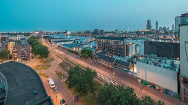 Maashaven 'daki kulelerin hava panoramik görüntüsü gece gündüz geçiş zamanlarında demirli gemilerle, Katendrecht ve Maas River, Rotterdam. Fabrika yakınındaki trafik ofis ve etkinlik alanına dönüştürüldü