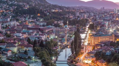 Saraybosna 'nın şehir manzarası, Saraybosna' nın en popüler panoramik noktasından gece geçiş dönemine kadar olan nehir manzarası. Sarı Kale (Zuta Tabija) yakınlarındaki yol, Vratnik
