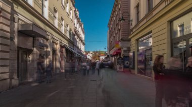 Ferhadiye yayası caddesinde insanların aşırı hıza ulaşması ile dolup taşar. Saraybosna 'da pek çok mağazası ve restoranı olan şehir merkezinde ünlü bir yer.