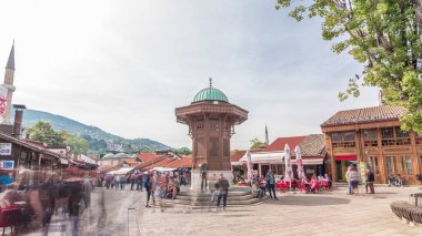 Bosna-Hersek 'in Saraybosna' daki eski kentinde bulunan Sebilj çeşmesi aşırı hızlandı. Sebilj çeşmesi, Saraybosna 'nın merkezindeki meydanda Osmanlı tarzı ahşap bir çeşme.