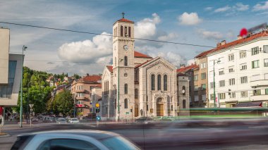 Bosna 'nın başkenti Saraybosna' da şehir trafiği ve Titova Caddesi 'ndeki yaya geçidinde hız sınırı olan Aziz Joseph Kilisesi. Güneşli bir günde bulutlu bir gökyüzü