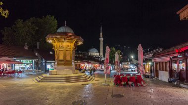Sebilj çeşmesinden Bosna-Hersek 'in eski Saraybosna kentindeki Ferhadiye yaya sokağına hızlı bir yürüyüş. Birçok dükkan, restoran ve aydınlık yollarda gezmek.