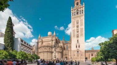 Seville Katedrali ve Giralda Kulesi Sevilla, İspanya 'da zaman atlaması. Dünyanın en büyük gotik katedrali olan UNESCO miras alanı Virgen de los Reyes Meydanı 'nda mavi gökyüzünün altında yer almaktadır.