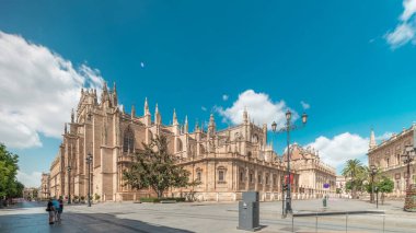 Seville Katedrali ve Giralda Kulesi Sevilla, İspanya 'da zaman atlaması. Dünyanın en büyük gotik katedrali UNESCO miras alanı. Mavi gökyüzünün altında Avenue de la Constitucion 'da yer alıyor.