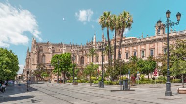 İspanya 'nın Sevilla şehrinde, Antik tüccarlar değiş tokuşunda yer alan Hint Zaman Hızı Arşivi' nin generali. Tramvay Constitucion Bulvarı boyunca ilerliyor. Dağınık bulutlu mavi gökyüzü.