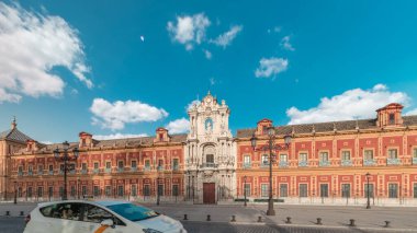 San Telmo Sarayı Seville, İspanya 'da zaman atlaması. Eskiden navigatörler için üniversite, şimdi ise Endülüs Hükümeti 'nin merkezi. Süslü görünüşlü ve zengin tarihli Barok mimarisi