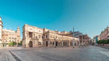 Panorama, Sevilla, San Francisco Plaza 'daki belediye binasının sabah saatlerini gösteriyor. Mavi gökyüzü altında geleneksel Endülüs binalarıyla çevrili Kasa Düşünceli, Plateresk mimari