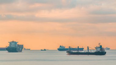 Sabah erken sahne kargo gemileri ve tankerler Singapur'un coast timelapse kapalı gündoğumu sonra demir attı. Turuncu Gökyüzü