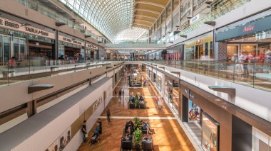 Marina Bay Sands timelapse iç in Shoppes. Marina Bay Sands adlı Shoppes biridir Singapur'un en büyük lüks ve grup adı alışveriş merkezleri.