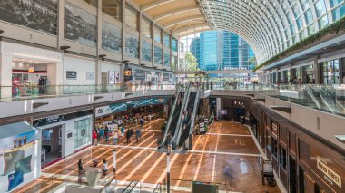 Marina Bay Sands timelapse iç in Shoppes. Marina Bay Sands adlı Shoppes biridir Singapur'un en büyük lüks ve grup adı alışveriş merkezleri.