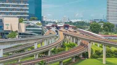 Singapur 'un en büyük toplu taşıma merkezlerinden biri olan Jurong Doğu Kavşağı metro istasyonu hava zaman tüneli. Yeşil çimenler. Yolcu otobüs ve demiryolu arasında değişebilir