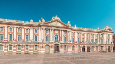 Capitole de Toulouse ön cephesi hiperhızlandırılmış zaman gösterileri Fransa 'nın tarihi belediye binası ve belediye kalbi Capitole Meydanı' nda çarpıcı mavi gökyüzü altında yer almaktadır.